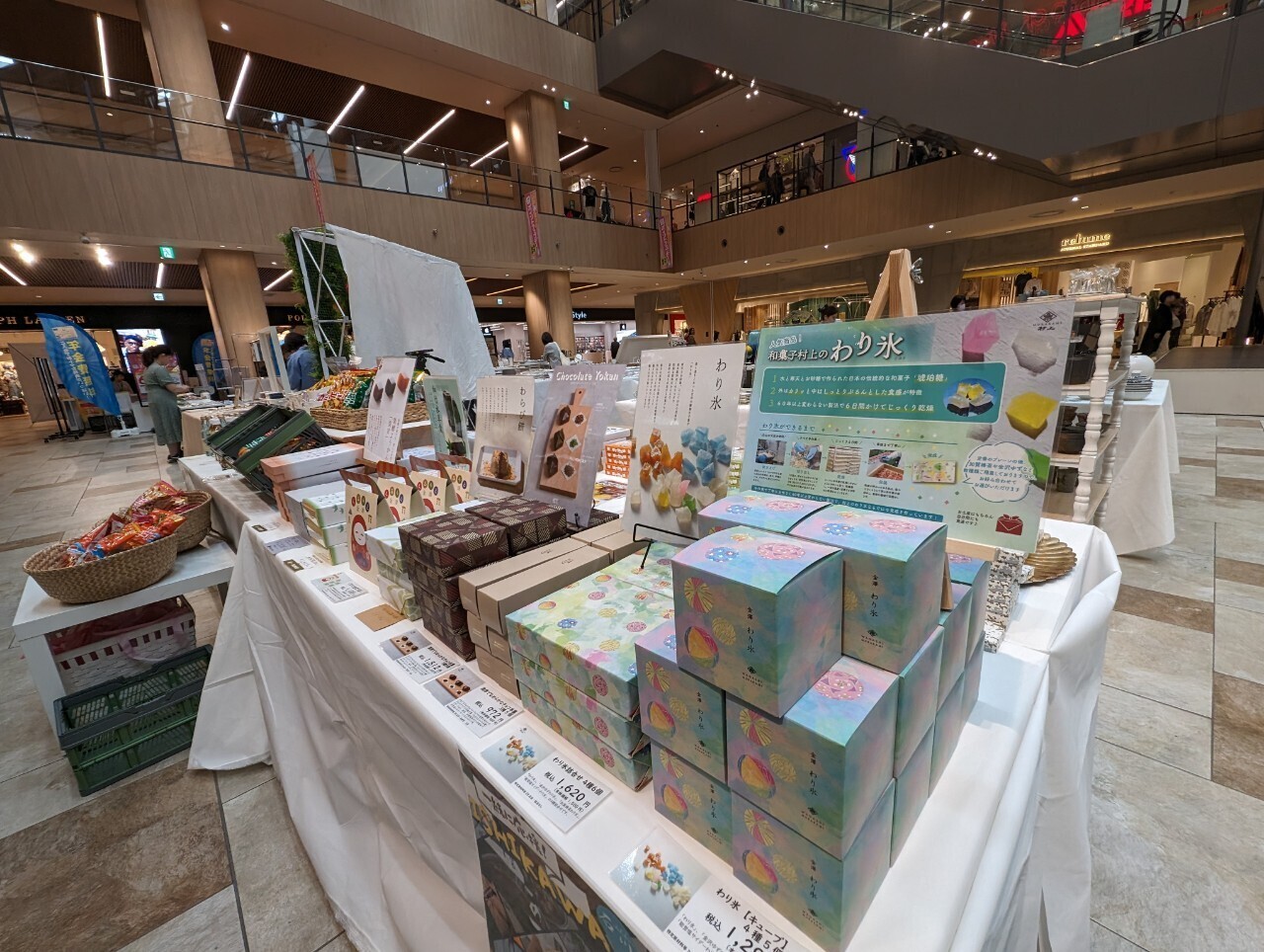 石川県の物産展に並ぶ和菓子商品