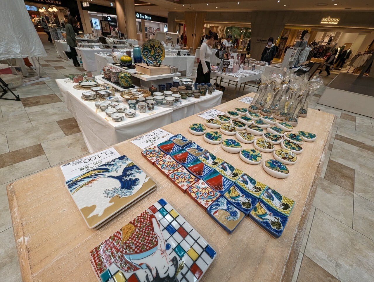 石川県の伝統工芸品が並ぶ物産展ブース